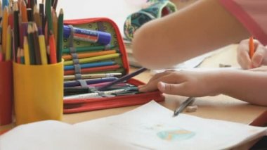 Küçük kız bir fotoğraf defterini çizer.