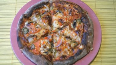 El tek parça pizza tabağı koyar.