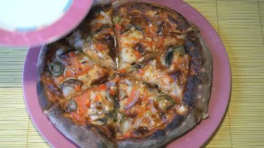 El tek parça pizza tabağı koyar.