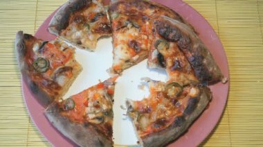 Dilim Pizza için insanların ellerini almak