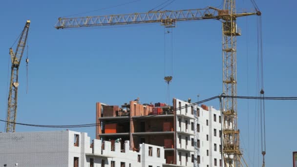 Los constructores pusieron el ladrillo. El sitio de construcción — Vídeos de Stock