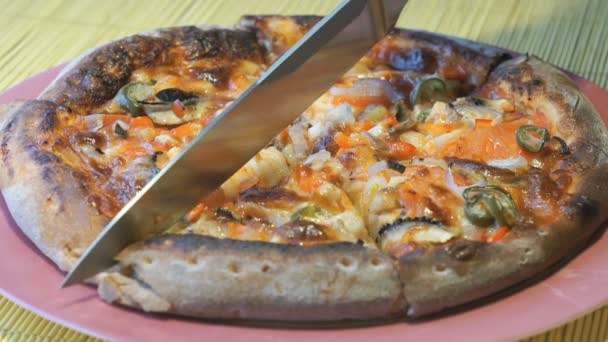 Tagliare la pizza a fette con un coltello d'acciaio — Video Stock