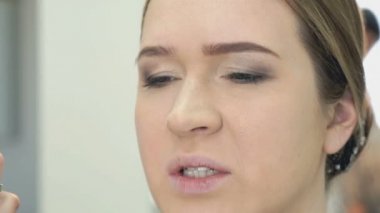 Makyaj sanatçısı şık modeli için makyaj yapma