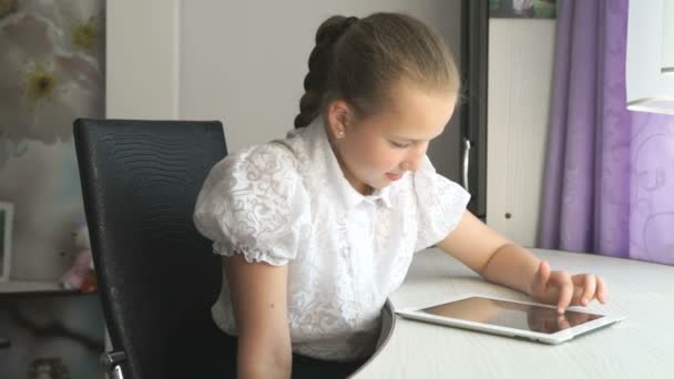 Estudante primária usando um computador tablet digital — Vídeo de Stock
