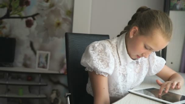 Adolescente menina segurando um computador tablet digital — Vídeo de Stock