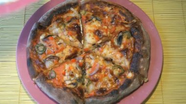 El tek parça pizza tabağı koyar.