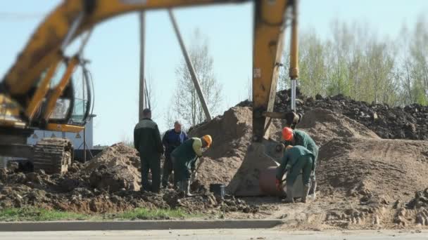 Los constructores trabajan en la obra — Vídeo de stock