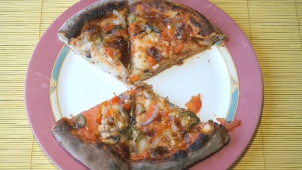 Twee handen stukken pizza op tafel gelegd — Stockvideo