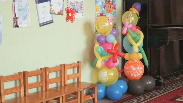 El diseño de una sala en los globos del jardín de infantes — Vídeo de stock