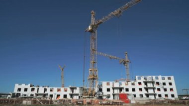 İnşaatta çalışan üç İnşaat vinçleri