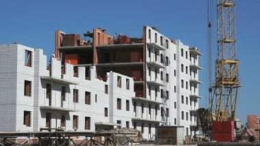 İnşaatçılar tuğla inşaat sitede koymak.