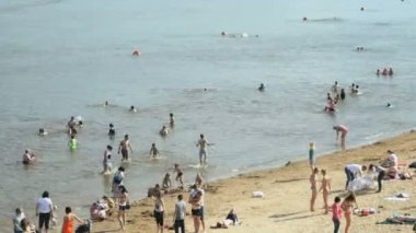 Kimliği belirsiz kişi denizde Yüzme