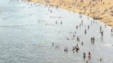 Kimliği belirsiz kişi denizde Yüzme