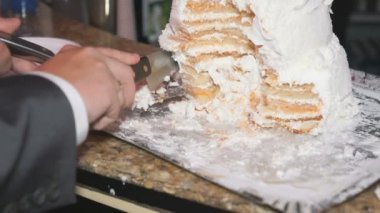 Parça parça düğün düğün pastası el keser