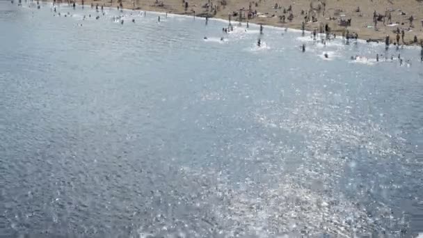 Pessoas não identificadas nadando no mar — Vídeo de Stock