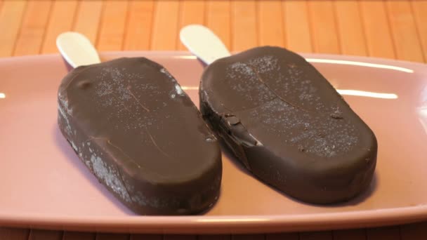 Les mains prennent les deux glaces au chocolat — Video