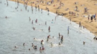 İnsanlar kalabalık kum plaj güneşlenme