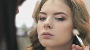 Bir kız için makyaj yapma makyaj sanatçısı