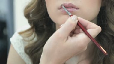 Makyaj sanatçısı şık modeli için makyaj yapma