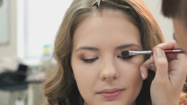 Makeup artist making make-up for a girl — Stock Video