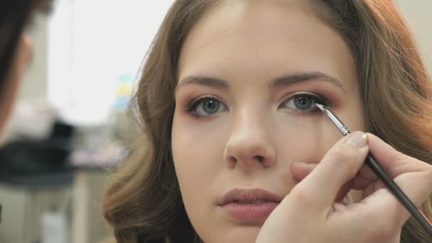 Maquilleur maquillage pour un jeune mannequin — Video