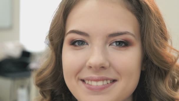 Portrait d'une fille avec une vague de coupe de cheveux. Gros plan — Video