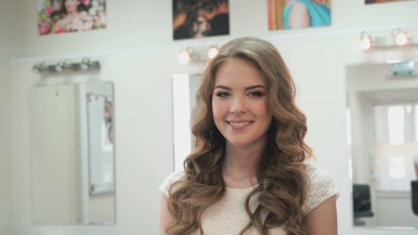 Retrato de una chica delgada con un corte de pelo olas — Vídeos de Stock