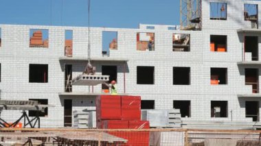 Bir inşaat vinç beton levha sunar