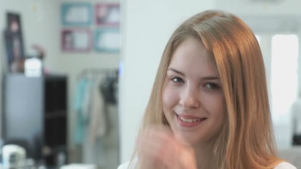 Девушка без грима улыбается в салоне красоты — стоковое видео