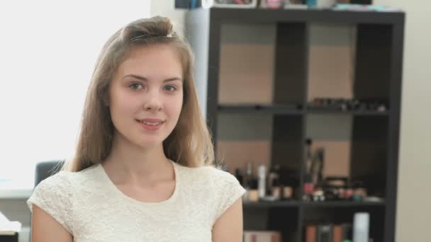 Flicka utan make up blinkar ena ögat på kameran — Stockvideo