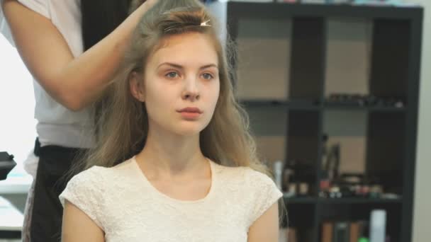 Saç modelleri önemli toplantı için hazırlanıyor — Stok video