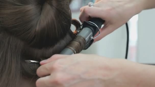 Estilista profissional faz os cachos para uma menina — Vídeo de Stock