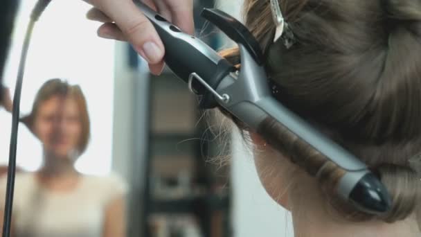 Profesionální kadeřnice dělá kudrlinky dívce — Stock video
