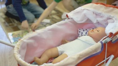Odada bir bebek konumu olan bebek arabası