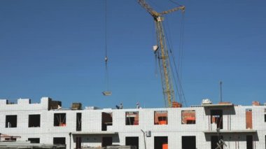 İnşaat vinç bir çimento üreticileri için sunar.