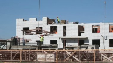 Bir inşaat vinç beton döşeme sunar