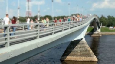 Yayalar yaya köprüsü üzerinde yürüme. Yaz