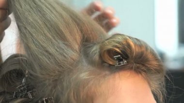 Saç modelleri önemli toplantı için hazırlanıyor