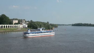 Turistler için gemide nehir gezisinde