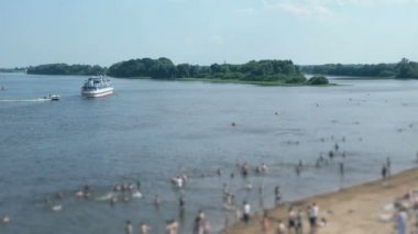 Yüzme, kum plajda güneşlenirken insanlar