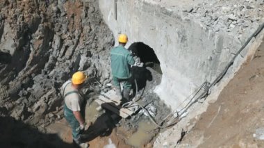 İki işçi manifold açık havada onarma