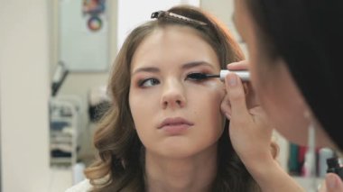 Bir kız için makyaj yapma makyaj sanatçısı