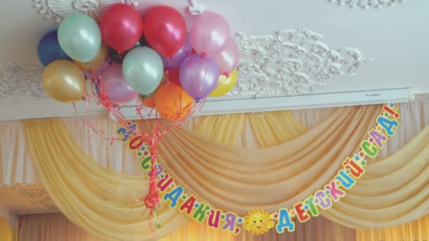 Kleurrijke ballonnen, inscriptie afscheid kinderdagverblijf — Stockvideo