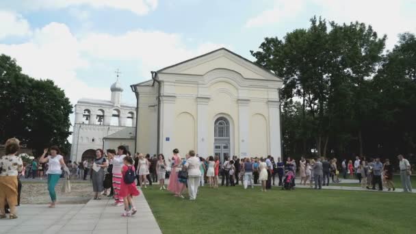 Gente caminando. El campanario de la Catedral Ortodoxa — Vídeos de Stock