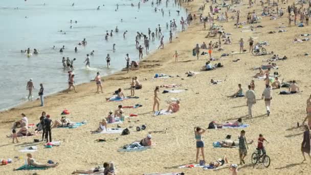 Een overvolle strand in de zomer in Veliki Novgorod — Stockvideo