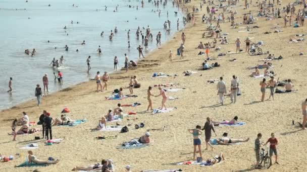 Une plage bondée en été à Velikiy Novgorod — Video