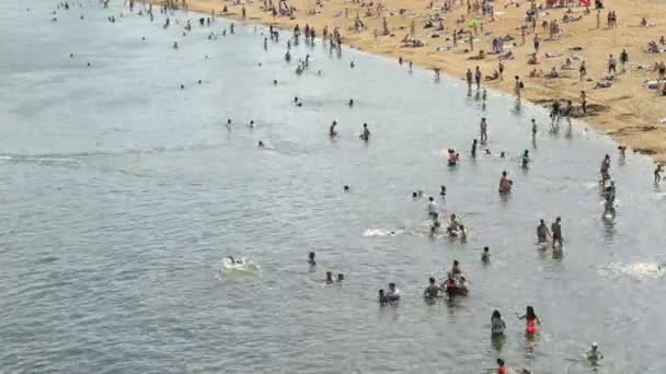 Άνθρωποι ηλιοθεραπεία στην άμμο πολυσύχναστη παραλία — Αρχείο Βίντεο