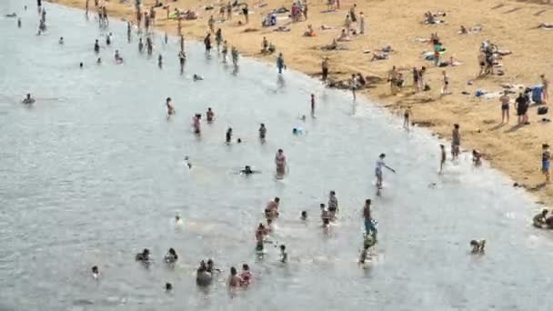 Lidé opalování na přeplněné pláži s pískem — Stock video