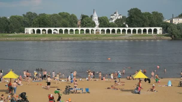 Emberek úszás a zsúfolt, homokos strand — Stock videók