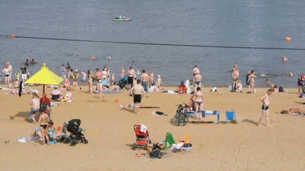 Az emberek a zsúfolt, homokos strand napozás — Stock videók